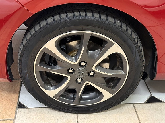 Toyota Yaris 12 of 12