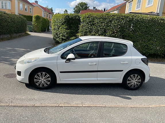 Peugeot 207 2 of 9