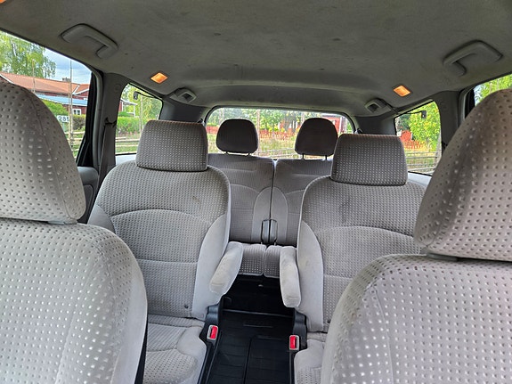 Mitsubishi Grandis 4 of 9