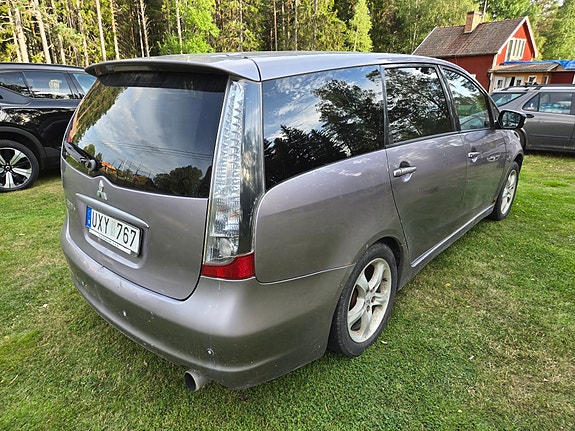 Mitsubishi Grandis 2 of 9