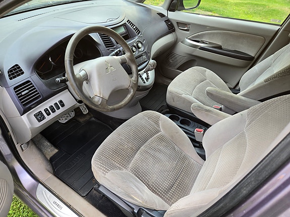Mitsubishi Grandis 3 of 9