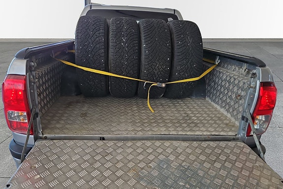 Toyota HiLux 10 of 15
