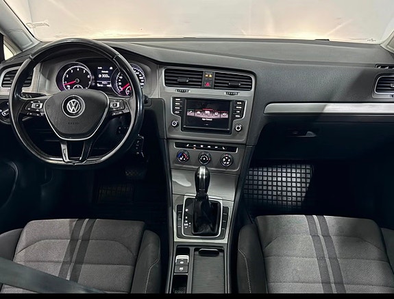 Volkswagen Golf VII 11 of 22