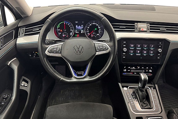 Volkswagen Passat 18 of 30