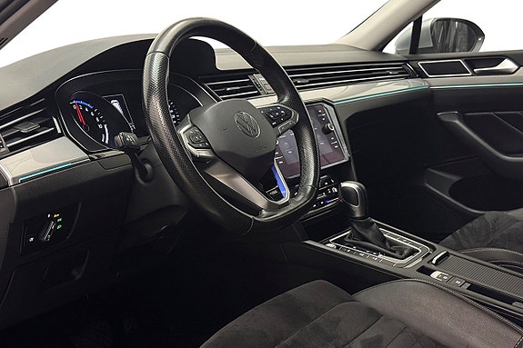 Volkswagen Passat 13 of 30