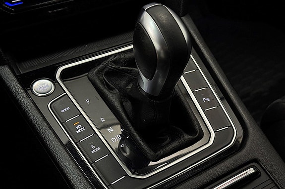 Volkswagen Passat 28 of 30