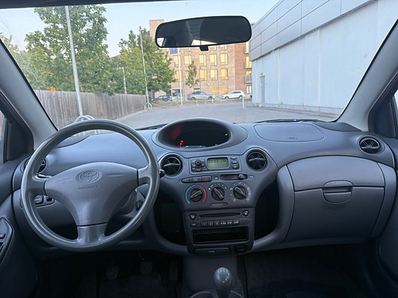 Toyota Yaris 7 of 9