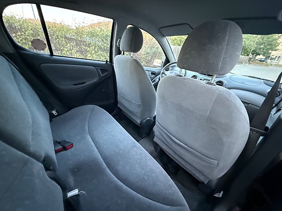 Toyota Yaris 6 of 9