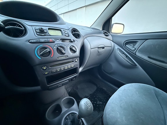 Toyota Yaris 9 of 9