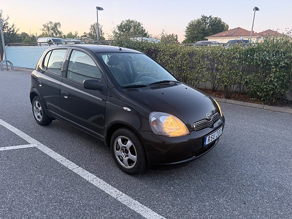 Toyota Yaris 4 of 9
