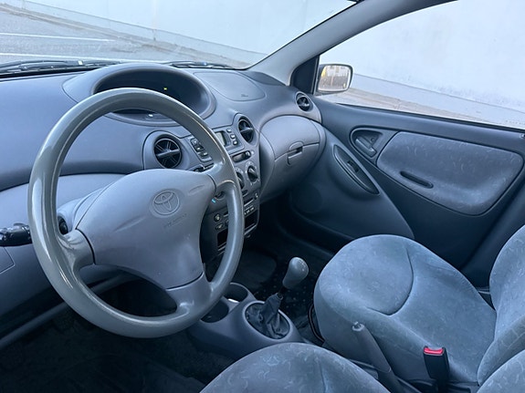 Toyota Yaris 8 of 9