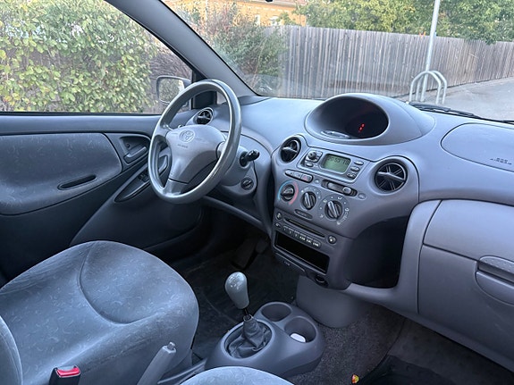 Toyota Yaris 5 of 9