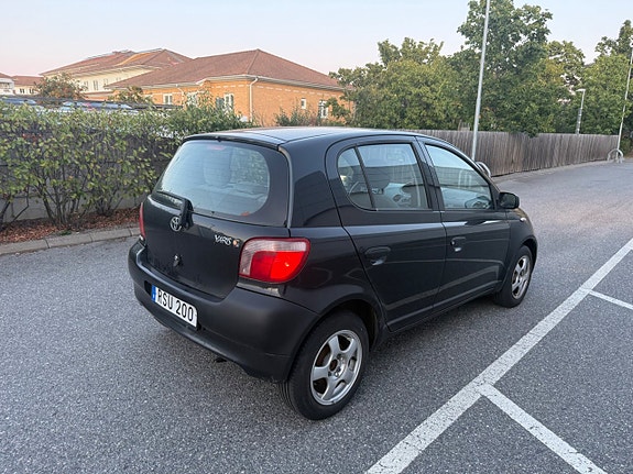 Toyota Yaris 3 of 9