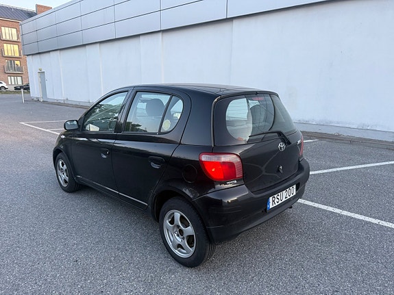 Toyota Yaris 2 of 9