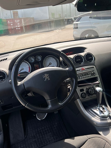 Peugeot 308 SW 2 of 9