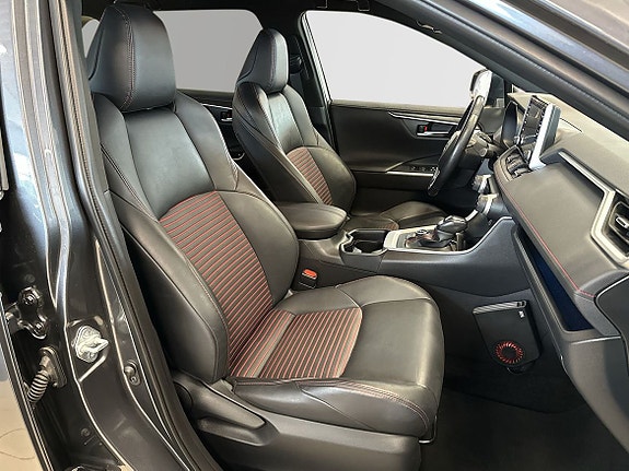 Toyota RAV4 8 of 13