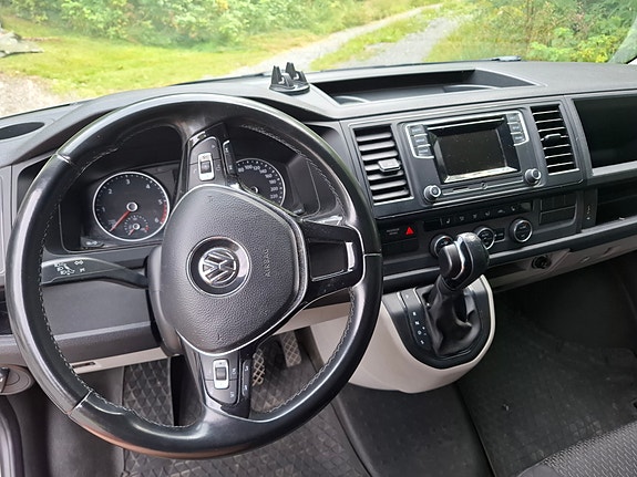 Volkswagen Caravelle 9 of 9