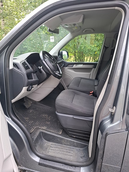 Volkswagen Caravelle 7 of 9