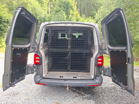 Volkswagen Caravelle 5 of 9