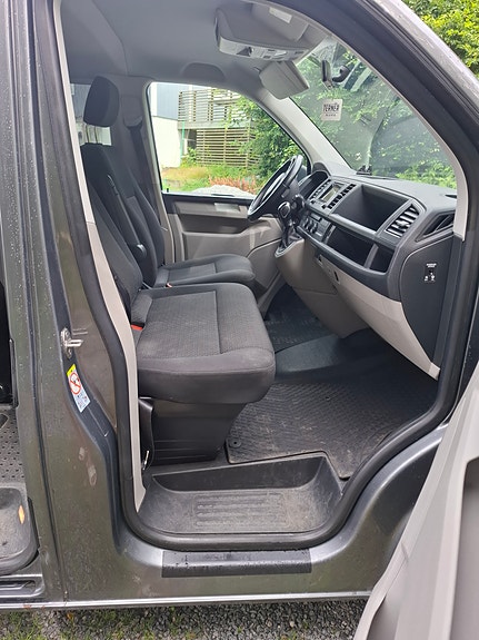 Volkswagen Caravelle 8 of 9