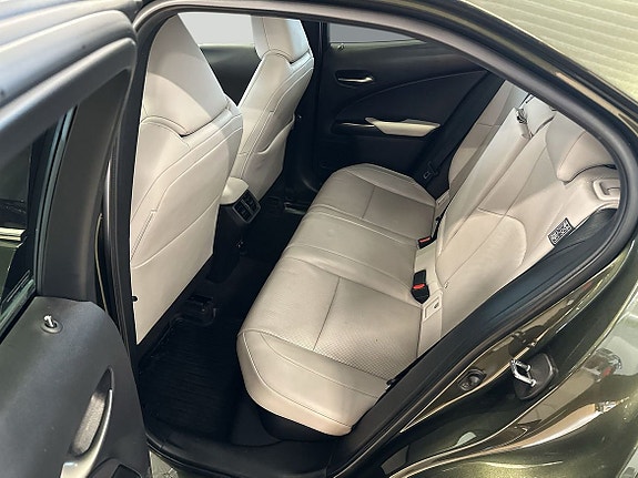Lexus UX250h 7 of 11