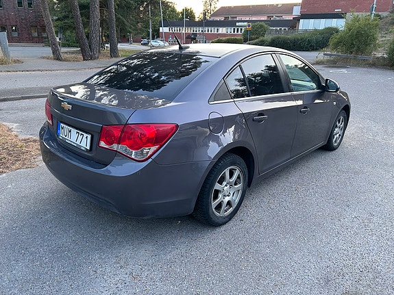 Chevrolet Cruze 3 of 5