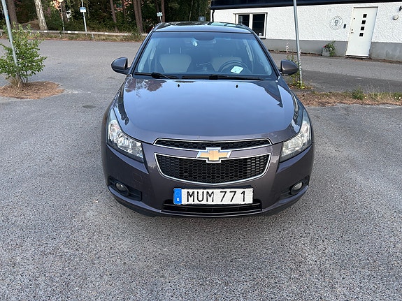 Chevrolet Cruze 2 of 5