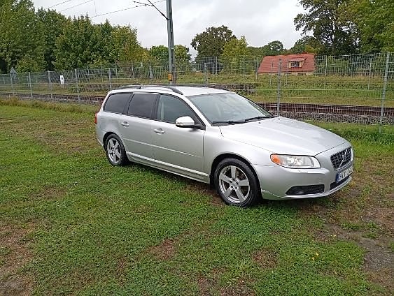 Volvo V70 2 of 5