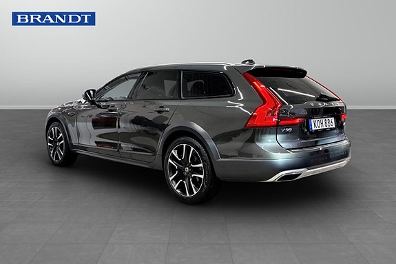Volvo V90 Cross Country 2 of 9