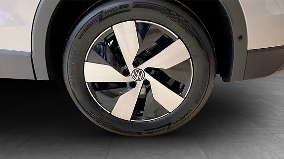 Volkswagen Tiguan 6 of 12