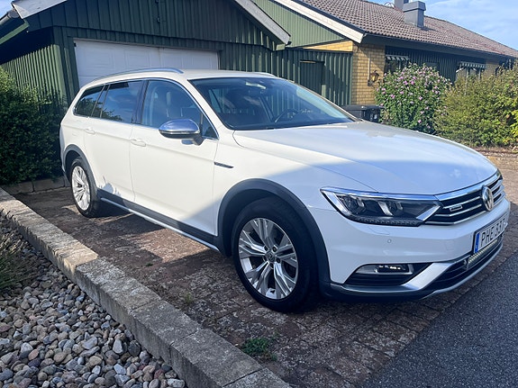 Volkswagen Passat Alltrack 3 of 7