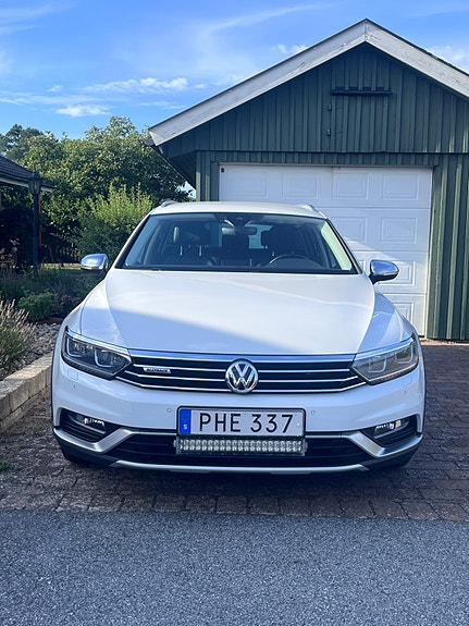 Volkswagen Passat Alltrack 2 of 7
