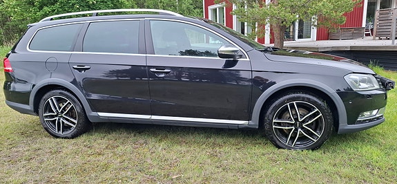 Volkswagen Passat Alltrack 2 of 6