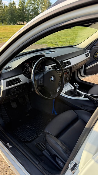 BMW 320i 8 of 10