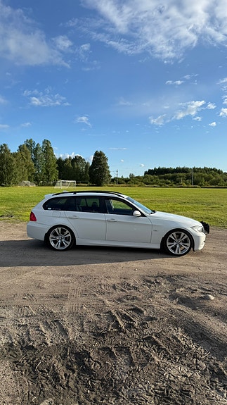 BMW 320i 5 of 10