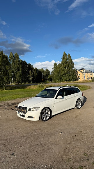 BMW 320i 2 of 10