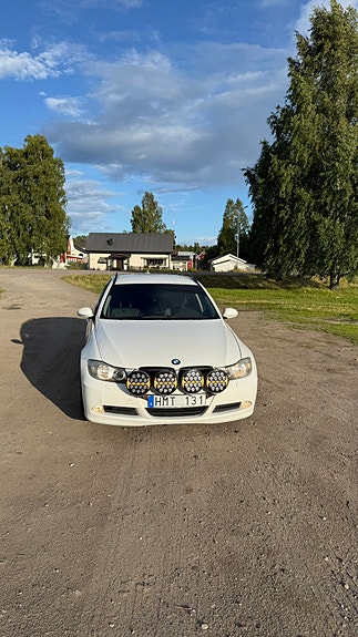 BMW 320i 3 of 10