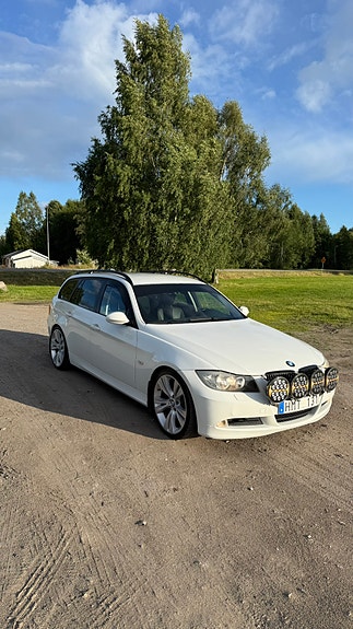 BMW 320i 4 of 10