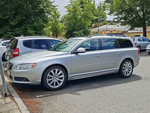 Volvo V70 2 of 9