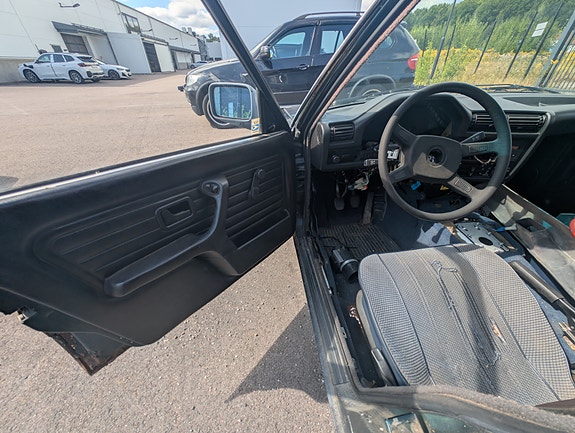 BMW 318i 4 of 11