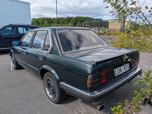 BMW 318i 3 of 11