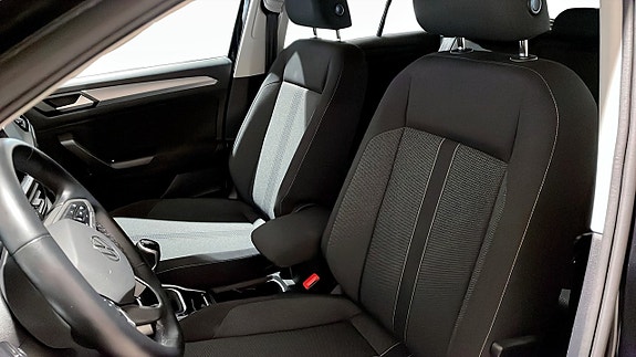 Volkswagen T-Roc 8 of 12