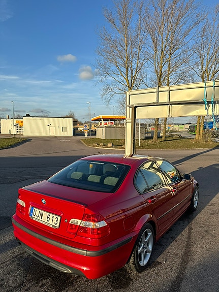 BMW 320i 3 of 5
