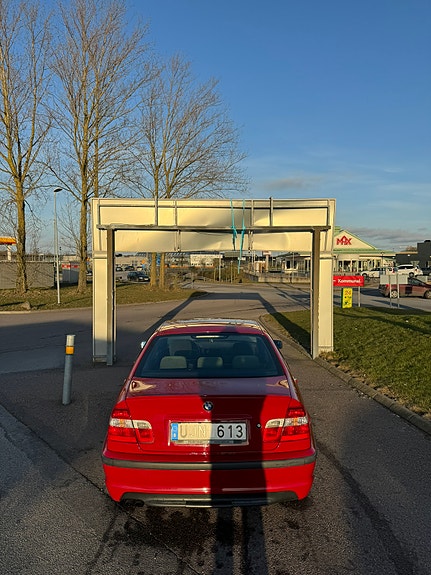 BMW 320i 4 of 5