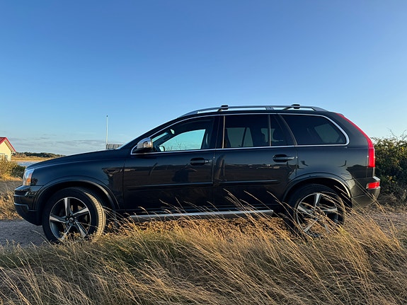 Volvo XC90 2 of 17