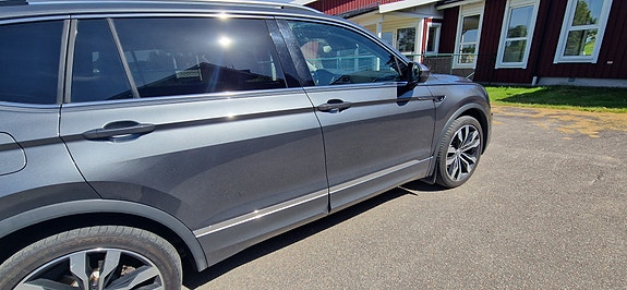 Volkswagen Tiguan Allspace 2 of 8