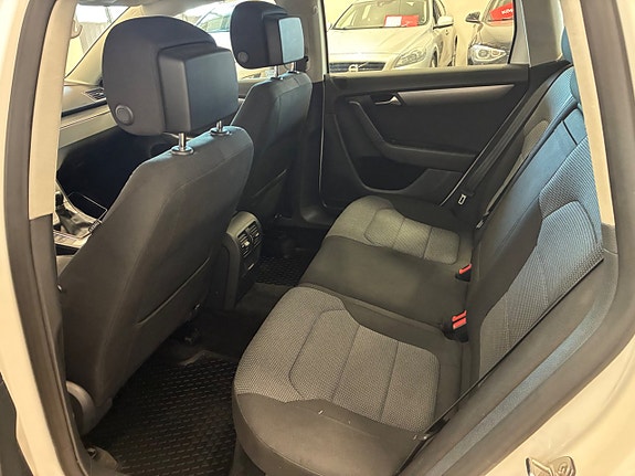 Volkswagen Passat 14 of 18