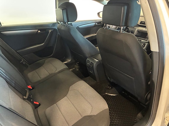 Volkswagen Passat 16 of 18