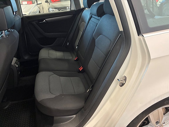 Volkswagen Passat 12 of 18