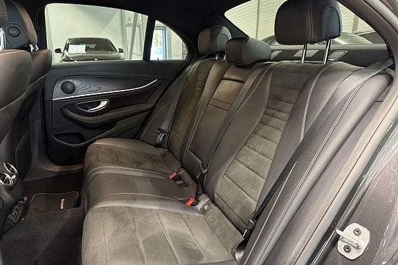 Mercedes-Benz E300 de 23 of 25